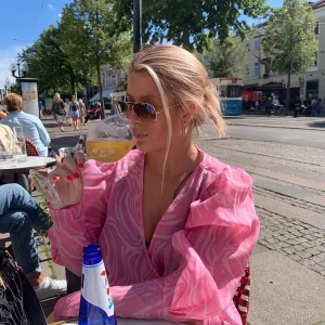 H&M blus - Jättefin blus som är använd endast 1 gång. Lite dålig andra bild men det är ett knyte i midjan! Jag står inte för frakt. 