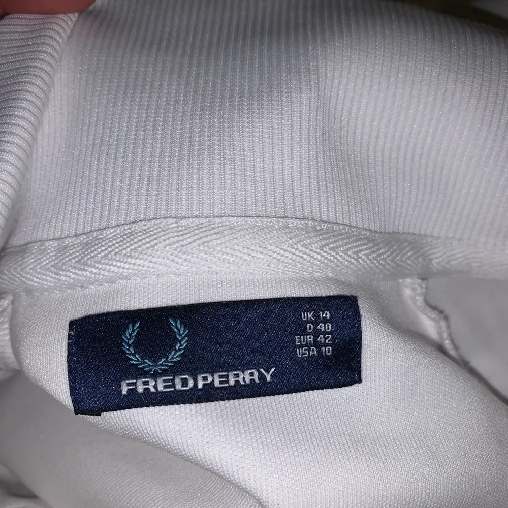 Vit sportig jacka från Fred Perry. Skulle säga att den passar som Small eller Medium. 50kr + frakt . Jackor.