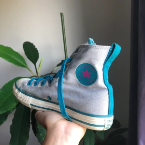 Unika Converse, 36 - Unika höga Converse i grå och blå, strl 36. Tyvärr för små för mig men riktigt balla. Då de tvättats en gång har de bleachstains men det för dem bara ännu coolare (dm för fler bilder) säljer billigt pga denna default🤍 frakt går på 63kr