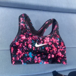 Sport BH - Aldrig använd, Nike sport topp   Frakt diskuteras/kan även mötas upp i Stockholm 