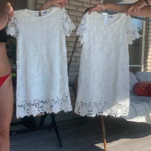Sommarklänningr - Säljer mina två fina spets klänningar då jag köpte flera till min komfiration och glömt att skicka tillbaka. Ena är i 158 och andra i 152 (Passar som XS OCH S) 150kr styck och annars 200kr för båda! 