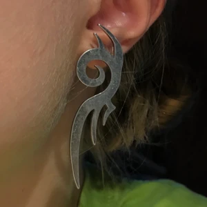 balla örhängen från weekday - jättecoola örhängen från weekday! Aldrig använde och köpta för ungefär ett år sedan. Säljer för 150kr💓