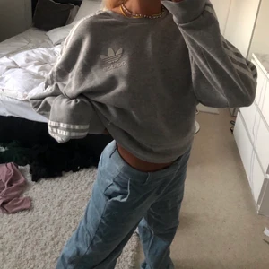 Adidas tröja - Oversize adidas tröja som ej kmr t användning💓 en fläck på axeln men går nog bort i tvätten