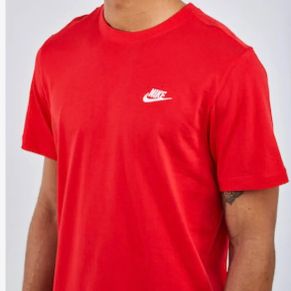 Röd t-shirt från Nike. Storlek M. Använd men fortfarande i bra skick. Dock är det ett litet hål på baksidan av tröjan (se sista bilden). Köparen står för frakt! Har ni några frågor är det bara att höra av sig! :). T-shirts.