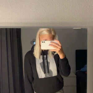 Coolelephant hoodie/naked statue  - Jätte fin hoddie ifrån naked statue väl använd och inga skavanker, nypris 590. Skriv för intresse! ⚡️🤍