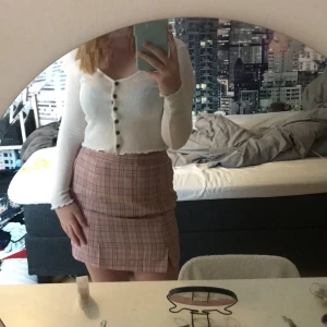 Vit ”stickad” tröja - Vit trendig ”stickad” tröja från H&M, inga fläckar/märken eller andra skador. Lite genomskinlig, knapparna går även att knäppa upp. Säljer pga ingen användning, köparen står för frakte