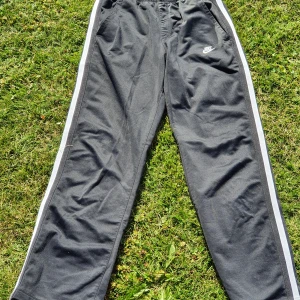 Nikebyxor - Mjuka byxkor till träning, skola eller bara glida runt i hemma. Köpta på secondhansecondhand och användna i träning. Tråkigt nog blivit för små. Köparen står för frakten på 66kr😊