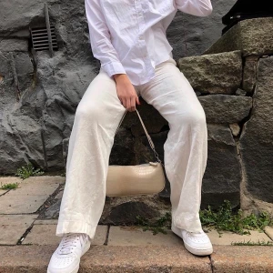 Beige axelväska - Säljer en beige liten axelväska från byanastasia. Använd lite men inga slitningar eller liknande! 