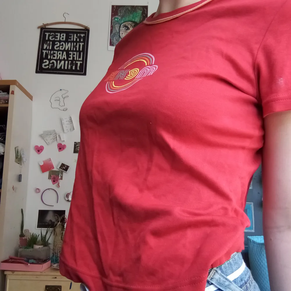 Jätte fin tröja köpt på secondhand. Tröjan är i bra skick. Kom gärna bed pris förslag i kommentarerna första bud ligger på 80 kr. T-shirts.