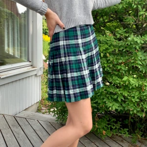 Brandy Melville kjol  - Säljer en kjol från Brandy Melville som jag tyvärr inte haft användning för. Kjolen är precis som ny och aldrig använd. Köptes för 28 euro (287kr). Priset ligger på 180kr. Köparen står för frakt. 