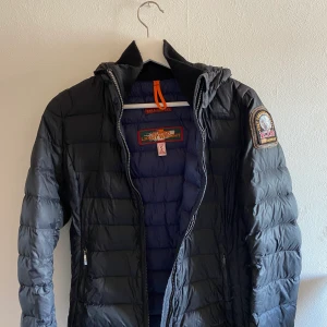 Parajumper dunjacka  - En jätte fin äkta parajumper dunjacka, köpt av en kompis och använd några gånger och har sedan tyvärr bara hängt i garderoben! Den har två små hål i vänstra armen! Men syns inte mycket! Annars i bra skick! Storlek small.