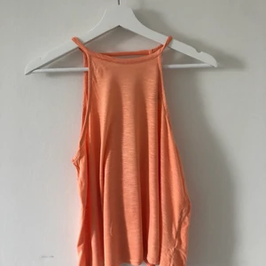 Färgglad top i strl XS - Fin och somrig orange top med öppning i ryggen. 70 kr + frakt