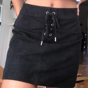 Fin kjol från abercrombie & Fitch i mjukt ”suede” material. Knappt använd men väldigt fin, säljes då den inte är min stil. Tänkt pris 75kr men det kan diskuteras✨