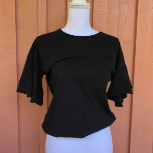  - Tröja med volangärmar. Ett favoritplagg som dessvärre mest ligger i garderoben nu för tiden. Behöver en ny ägare! Frakt 63kr 