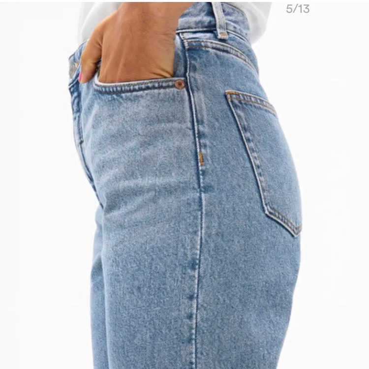 Säljer dessa byxor då dom är för stora för mig :( nypris 400kr. Frakten är inräknad i priset.. Jeans & Byxor.