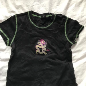 Draktröja!!🐉 - Säljer min älskade draktröja från Brandy Melville pga av brist på pengar😭😭😭 Frakt tillkommer 💓💓