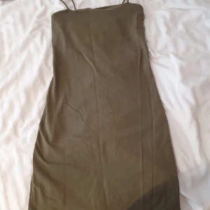 gina tricot kort grön klänning - bara testat denna klänning, och har tvättat den men thats it. tror den kostar 299 nypris. kan kanske gå ner i pris vid köp av flera plagg, har massa oanvända saker. 