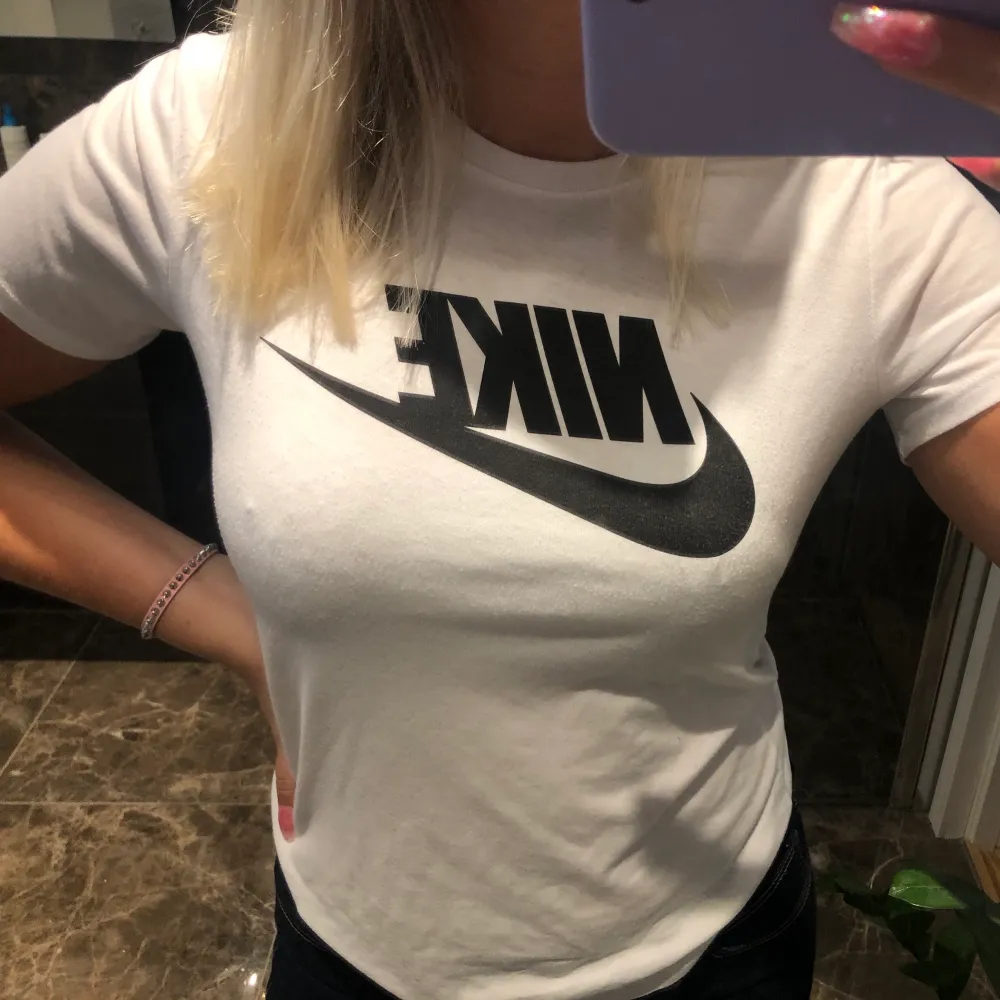 Från Nike och nästan aldrig använd, storlek S men passar även M! 100 kr utan frakt💙. T-shirts.