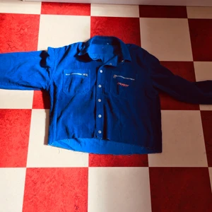 💙 Blå Manchester jacka 💙 - En jätte snygg oversized Manchester jacka/skjorta. Den går båda att använda som jacka men också som skjorta, perfekt nu till hösten. Den är inköpt på beyoynd retro i vintras, jag har klippt av den lite ned till 💙