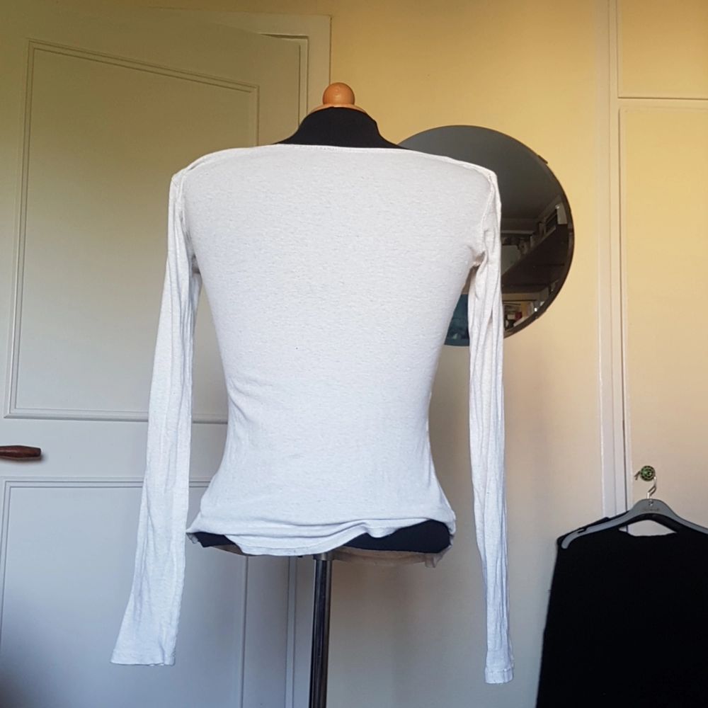Denna långärmade tröja från Lindex med knäppning i urringningen säljes då den inte längre används. Den har varit en favorit och därmed har den ett lägre pris då den fortfarande är i ett väldigt bra, men kanske inte bästa, skicket. Passar S och M. . Tröjor & Koftor.