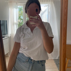 T-shirt med krage  - Fint plagg som man kan ha under stickade tröjor eller bara som den är 