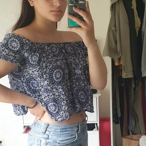 Blus - Snygg tröja som går över axlarna. Kommer ifrån ginatricot. Du står för frakt. Kan mötas upp nära mig.