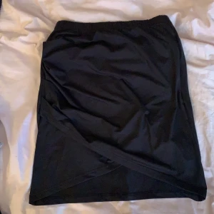 Omlott kjol - Säljer denna super sköna & snygga kjol! Köpt från shein & använd endast en gång. I nyskick! Även resår i midjan så att den sitter uppe