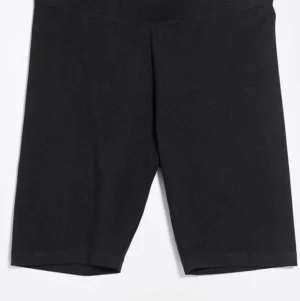 Cykelbyxor - Säljer dessa cykelbyxor från Gina Tricot, använda ett fåtal gånger men super sköna att gå runt med både till vardags och festligheter. Har även ett par liknande i vit från Lager157 så hör av er om ni är intresserade av någon av dessa.