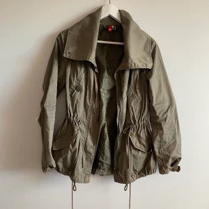 Militärgrön jacka - Jag minns inte hur länge jag har haft den här fina militärgröna jackan. En perfekt höst/vårjacka! Trots alla dessa år är jackan i ett mycket bra skick i bra kvalitet. 