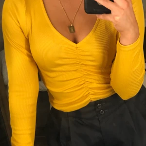 RIBBAD TRLÖJA - Gulorange ribbad tröja från BIK BOK💛🧡💛                         Den är stretchig så passar även dig i en större storlek🙌🏽                                             Köpare står för frakt 📦 