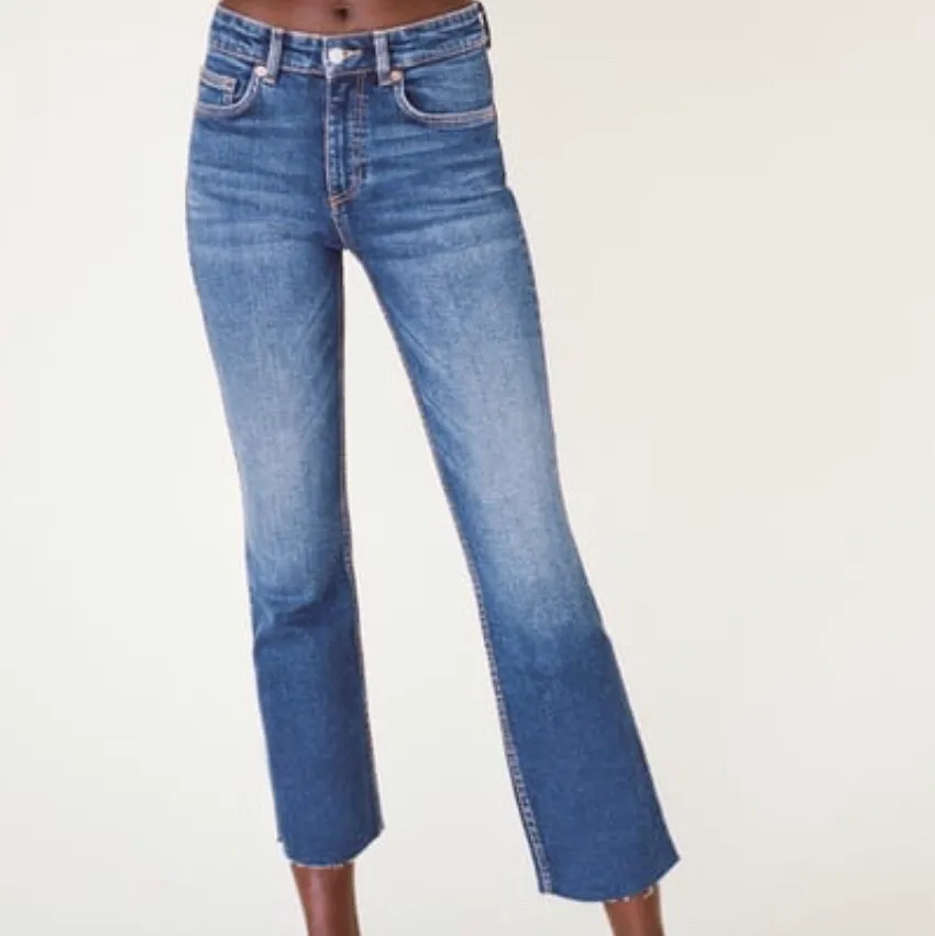 Säljer dessa snygga flared jeans från Zara i storlek 36, använda få gånger. De sitter väldigt bra på mig och passar perfekt med nån fin topp eller tröja. Ska också strykas innan de skickas. Pris: 159 kr ❤️. Jeans & Byxor.
