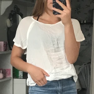 Blus - Vit blus med slitt nertill. Den har inte kommit till användning och skulle nog behöva strykas för den delen haha. Men mycket bra skick iaf. 30kr + frakt 22kr (tar bara swish)
