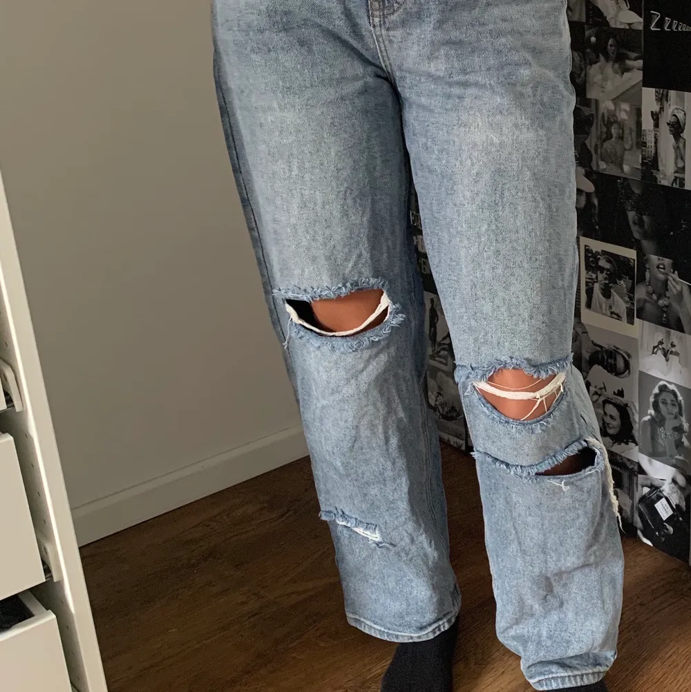 Jeans som ser ut att vara slutsålda från pretty little things hemsida ⚡️ säljer pga att jag tröttnat på dem men får jag inget bra bud så behåller jag gärna dem ⚡️ kontakta för fler bilder ⚡️ buda om det är många intresserade ⚡️ högsta bud: 460 ⚡️ frakt 79. Jeans & Byxor.