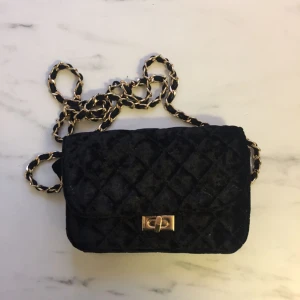  - Väska i sammet från Gina ❤️