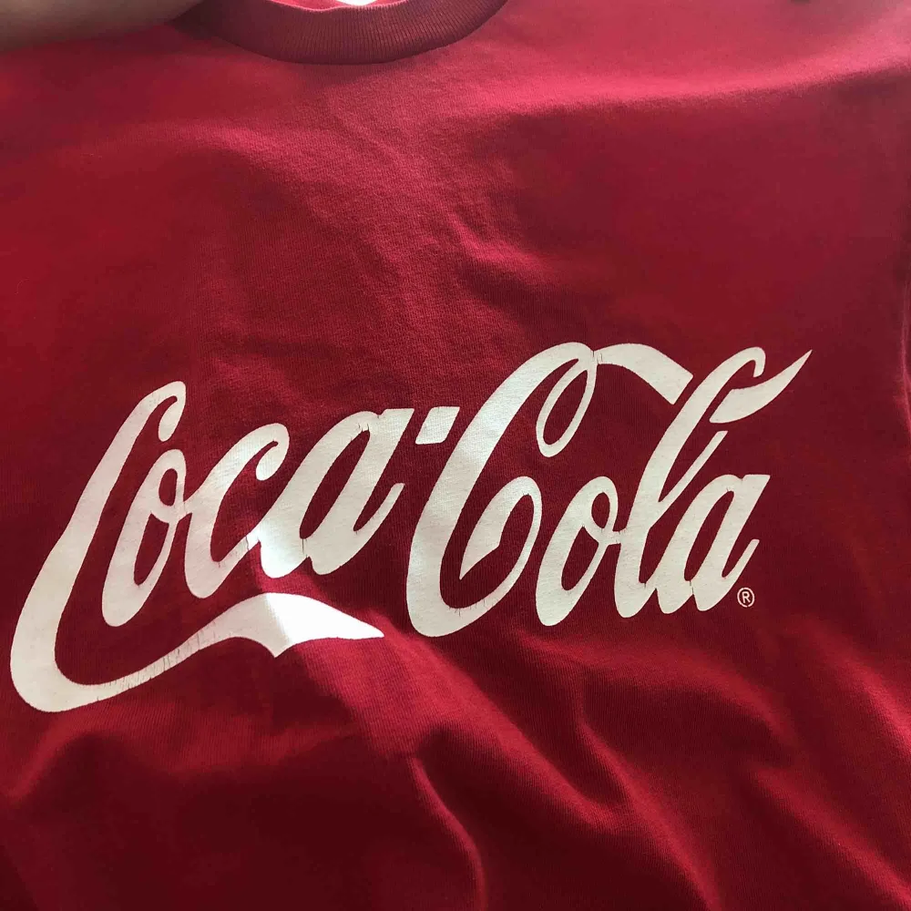 röd coca cola t-shirt. frakt ingår inte i priset. T-shirts.
