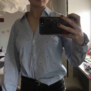  - En skjorta från hm  med små körsbär på. Knappt använd så den är i nyskick. 