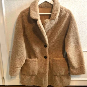  - En snygg kappa som går att vända ut och in på så blir det en helt annan typ av kappa! Rätt stor i storleken! Passar en XS/S! 