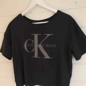  - Croppad Calvin Klein t-shirt, knappt använd, XS 