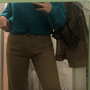  - äkta beigea Levis-byxor i rak modell, knappt använda så mycket fint skick:-) 