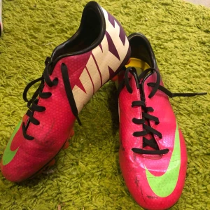  - Fotbollsskor för konstgräs. Köpta för ett par år sedan men spelar inte fotboll längre. Bra skick och väldigt sköna. Kan frakta vart som men köparen står för priset för frakten.  Köpta för 1000kr 