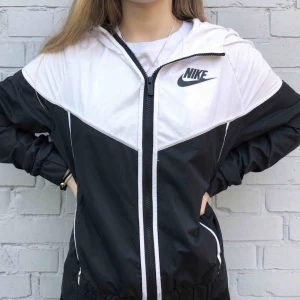 - Vindjacka från Nike 🌟 Storlek S. Använd fåtal gånger, jättebra skick!! 300 kr 🥰