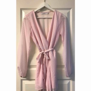  - Aldrig använd, endast testad. Jättefin playsuit i puderrosa färg. Frakt tillkommer. 