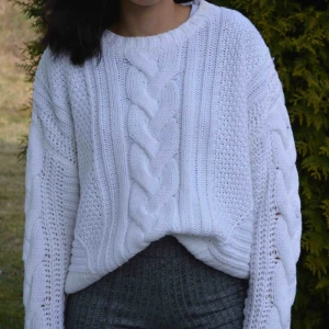  - Vit stickad tröja från H&M! Aldrig använd! Frakt tillkommer.