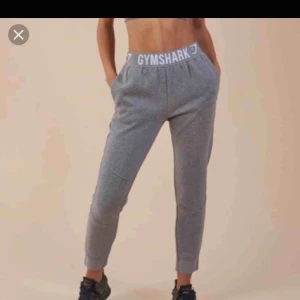  - Säljer dessa sköna sweatpantsen från Gymshark. Är i storlek M men passar S med då det är tight fit. Använda 2 gånger & inga defekter. 299 kr 