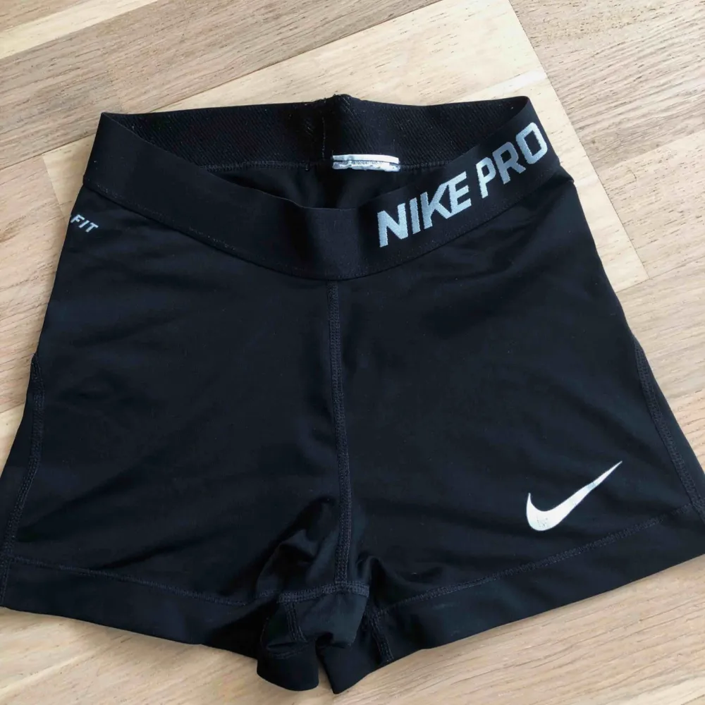 Sköna träningsshorts från Nike! Ett måste i garderoben för löparturer, eller för volleyboll- och tennisspelare som vill röra sig smidigt 🤩 Använda men väldigt fint skick!. Shorts.