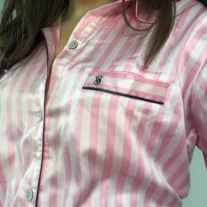  - Rosa Victoria’s Secret pyjamas-set! Byxor + skjorta i silkesliknande material från fashion-show kollektion. Använd 1 gång men aldrig sovits i, så riktigt fint skick. Inköpspris: 1300kr. Möts upp i Stockholm annars kan frakt diskuteras. DM för fler bilder!