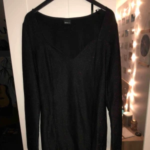  - Snygg, svart glittrig festklänning. Sitter super snygg och ger väldigt snygg form. Köparen står för frakt, kan mötas upp i Lund 