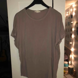  - Basic lavendelfärgad t-shirt. Köparen står för frakten, kan mötas upp i Lund 