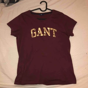  - Säljer nu en väldigt fin gant T-shirt. Säljer den för jag helt enkelt inte använder den längre. Använd ett fåtal gånger. T-shirten har tyvärr ett litet hål som du ser på bilden men syns inte vid användning. Bara att skriva om det är något! (nypris 500kr)