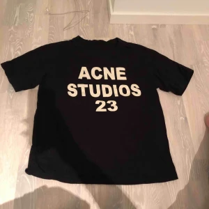  - T-shirt storlek M från Acne. Använd 1-2 gånger. 